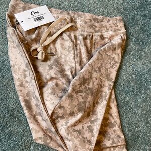 NWT Zyia Mohave camo Cozy Jogger